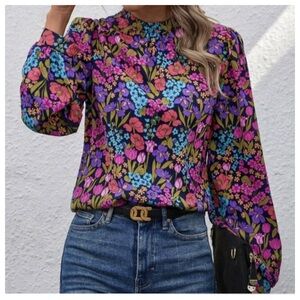 New Floral Printed Mock Neck
Blouse Sz Medium